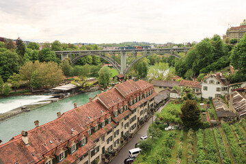 Bern; Blick von der Münsterplattform entlang der Badgasse zur Kirchenfeldbrücke