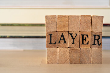 層、レイヤー｜「LAYER」と書かれた木製の積み木と本