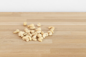 Cahsewkerne zum essen auf dem Tisch