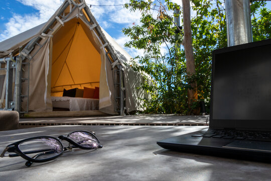 ワーケーション　イメージ　夏のキャンプ場でremote working at the camp site