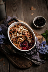 crumble aux framboises, myrtilles et amandes