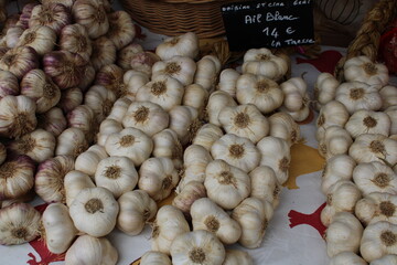 Vente d'ails sur le marché, producteur local