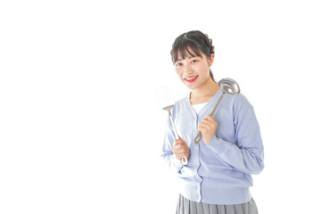 調理をする若い女性