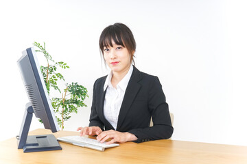 オフィスでコンピューターを使うビジネスウーマン