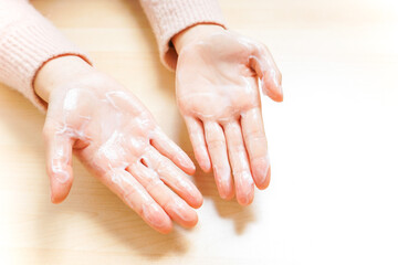 クリームを塗る手