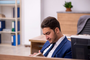 Obraz premium Young businessman employee working in the office