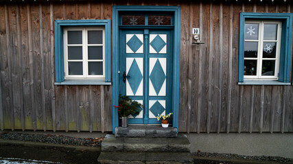 Blau gemusterte Tür fern