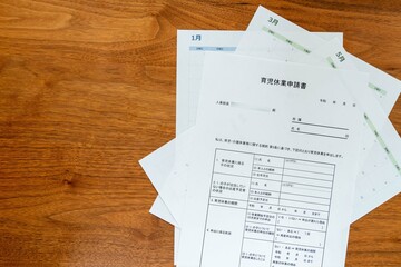人事部長宛てに提出する育児休業申請書、育児休業期間を予定するためのカレンダー（右）