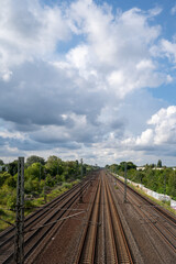 Fototapeta na wymiar Sehr breite und lange Eisenbahnstrecke mit vielen Gleisen bis zum Horizont