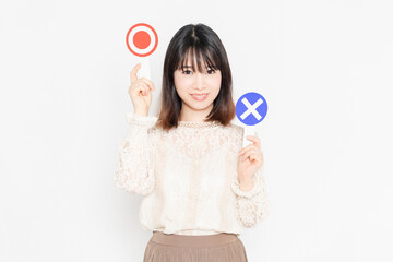 OKのプラカードを持って立っている女性