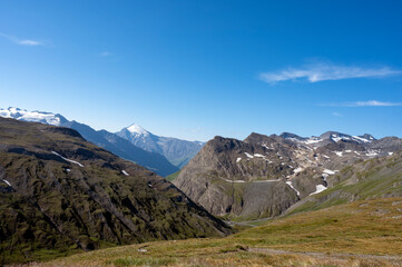 Fototapeta na wymiar Paysage de montagne dans le Parc National de la Vanoise dans les Alpes dans le col de l'Iseran en été en Savoie en france