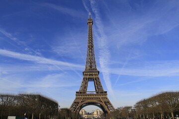 Torre Eiffel con cielo azul