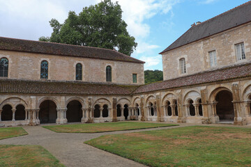 Bourgogne - Côte-d'Or - Abbaye de Fontenay - Vue sur le cloitre roman