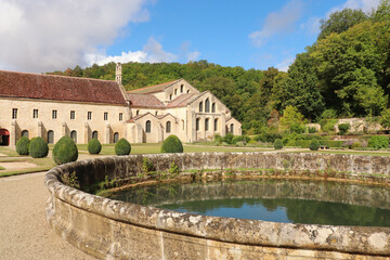 Fototapeta na wymiar Bourgogne - Côte-d'Or - Abbaye de Fontenay - Vue sur l'église abbatiale
