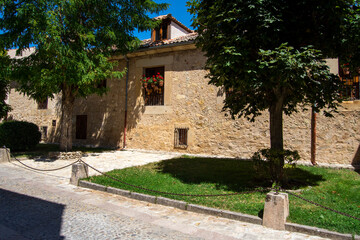 Fototapeta na wymiar Calle con jardín en Pedraza, Segovia