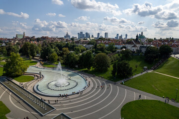 fontanny i widok na centrum miasta Warszawa. Park fontann, lato. słoneczny dzień