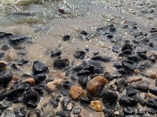 Obraz premium shiny orange stones (amber or simbircite) on the banks of the Volga river