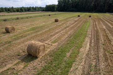 bale słomy na polu, żniwa, z lotu ptaka, dron © Arkadiusz