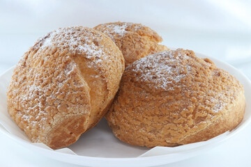 シュガーパウダーをふったカスタードクリーム入りシュークリーム3個のアップ