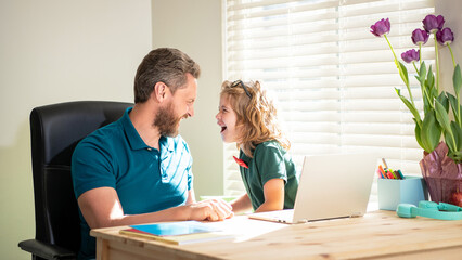 Obraz premium webinar video lesson. online education on laptop. homeschooling and elearning.