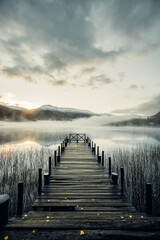 Obraz premium Muelle Niebla Lago Mascardi
