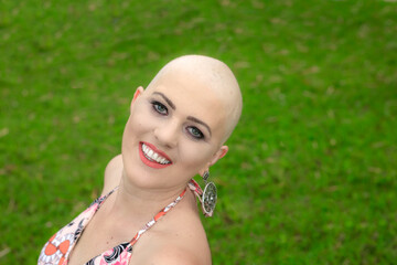 Beautiful portrait Woman, beautiful and strong . Happy and smiling, on the ranch with a lot of sensuality. Smiling and looking steady and steady. Bald and hairless from breast cancer.