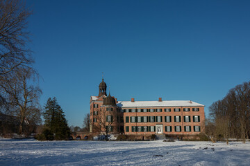 Obraz premium Schloss Eutin mit Schlosspark im Winter