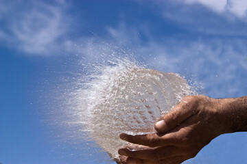 água