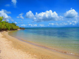 La plage de sable blanc devant la paradisiaque mer turquoise