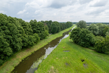 Fototapeta na wymiar rozwidlenie kanału i rzeki, zielony krajobraz z drona