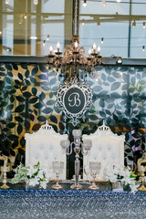 set table on the banquet