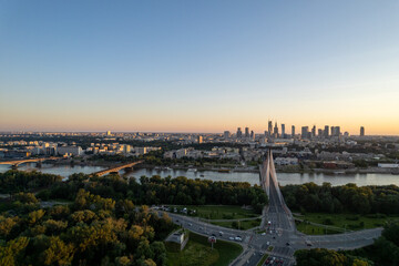 Widok na wieżowce w centrum Warszawy o zachodzie słońca, złota godzina, nad mostem świetokrzyskim - obrazy, fototapety, plakaty