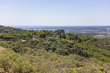 Fototapeta na wymiar Vue sur l’Abbaye Saint-Félix-de-Montceau et la campagne depuis le Massif de la Gardiole (Occitanie, France)