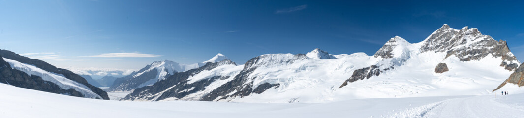Fototapeta na wymiar vue panoramique sur les neiges d'un glacier en Suisse