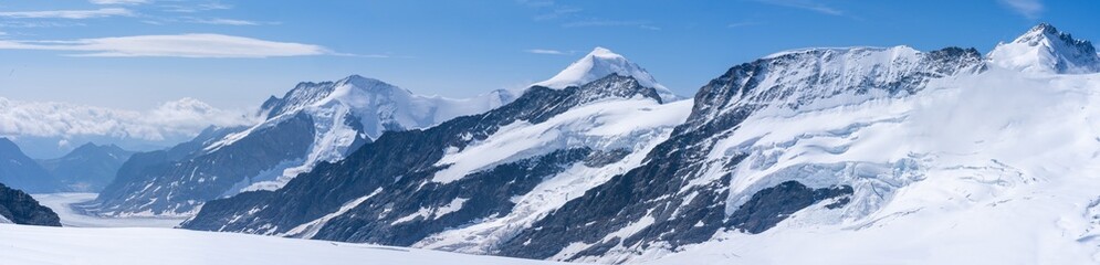vue panoramique sur une chaine de montagne enneigées sous un ciel bleu - 452576200
