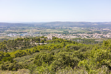 Fototapeta na wymiar Vue sur l’Abbaye Saint-Félix-de-Montceau et la campagne depuis le Massif de la Gardiole (Occitanie, France)