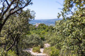 Vue sur l’Abbaye Saint-Félix-de-Montceau et la campagne depuis le Massif de la Gardiole (Occitanie, France)