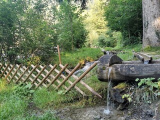 natürlicher Brunnen am Bergbach in den Alpen
