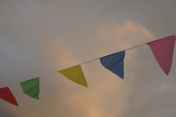 Fest Platz mit bunten Fahnen Wimpeln in Form von Girlanden geschmückt anlässlich einer Feier oder eines Jubiläums wie eines Geburtstags 