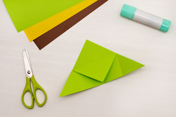 Step-by-step instructions for making Christmas Tree Corner Bookmarks. DIY. Creative origami ideas...