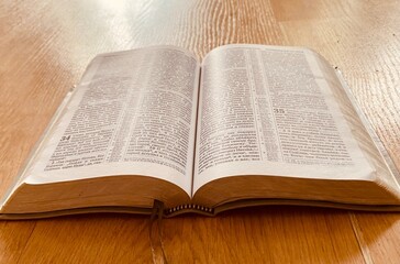 Obraz premium The open Bible lies on the table 