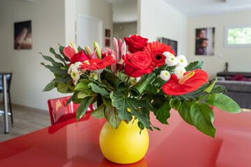 joli bouquet sur la table rouge