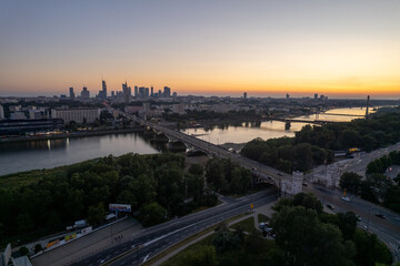 wieżowce w cetrum Warszawy, rzeka Wisła, plaża o zachodzie słońca z lotu ptaka, dron