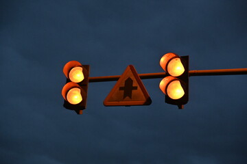 vista de un semáforo de peligro encendido en la noche