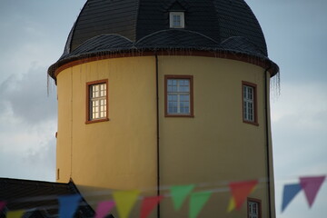 Dicker Turm in Siegen mit Dekoration zur 75 Jahrweiser anlässlich der Gründung des Bundeslands Nordrhein-Westfalen