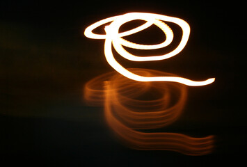 Efectos de luz con reflejos en espiral con camara en movimiento nocturno.