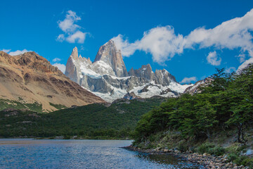 Obraz premium montaña y lago