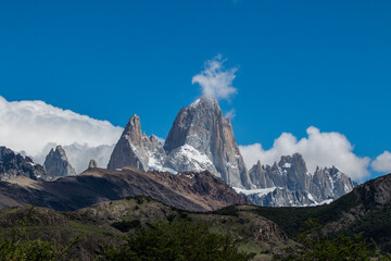 montaña y nubes