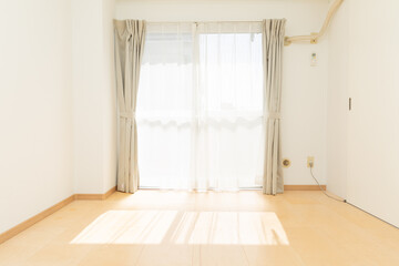 Fototapeta premium sunlight coming inside empty room with white wall and wooden bwon floor in tokyo, japan