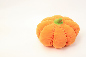 Calabaza de peluche en fondo blanco con espacio para Texto. Concepto Halloween. Foto de Calabaza